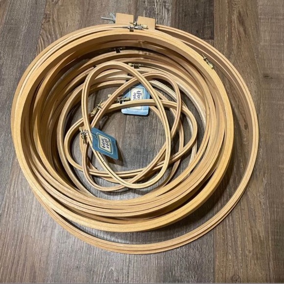 17 Embroidery Hoops - Picture 1 of 1